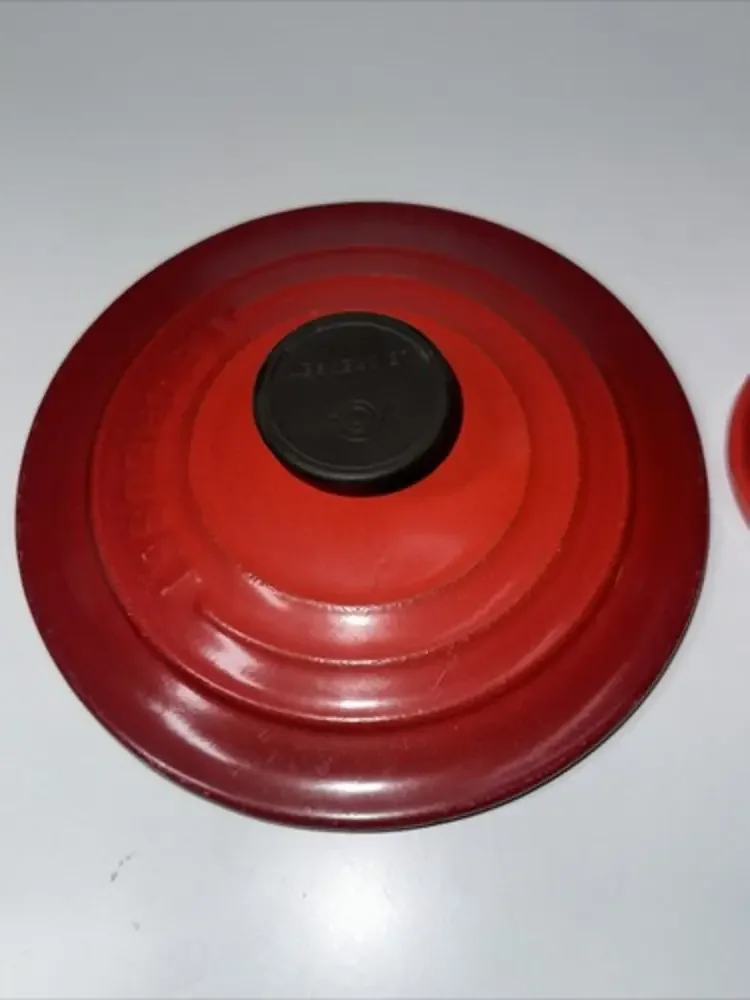 Le Creuset Cocotte Ronde 6.5 Inches 1.25 qt Cerise Red Cast Iron‎ HTF EUC